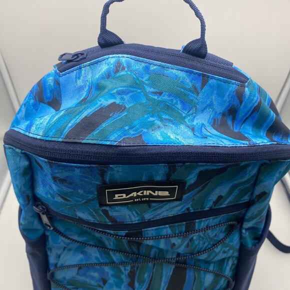 ☆Holiday Sale☆ Dakine WNDR Pack 18L Backpack Blue Hana Print With Safety Whistle - Picture 4 of 5